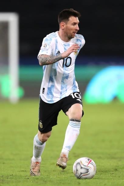 Lionel Messi of Argentina controls the ball during a Group A match between Argentina and Chile at Estadio Olímpico Nilton Santos as part of Copa...