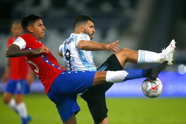 Erick Pulgar of Chile competes for the ball with Sergio Agüero of Argentina during a Group A match between Argentina and Chile at Estadio Olímpico...
