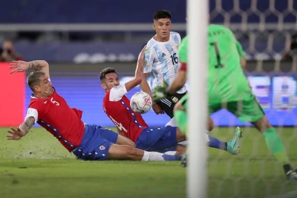 Enzo Roco and Mauricio Isla of Chile compete for the ball with Joaquín Correa of Argentina during a Group A match between Argentina and Chile at...
