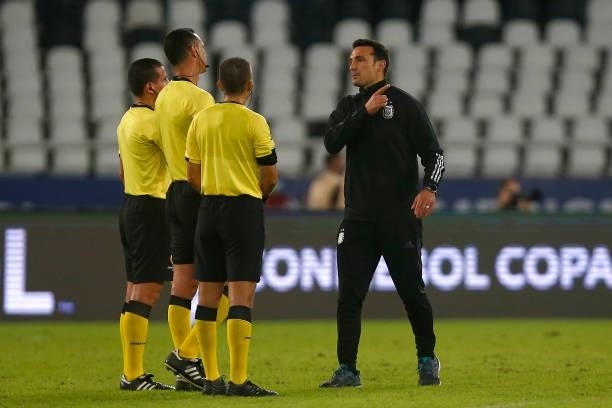 Head coach of Argentina Lionel Scaloni argues with Referee Wilmar Roldán Pérez after a Group A match between Argentina and Chile at Estadio Olímpico...