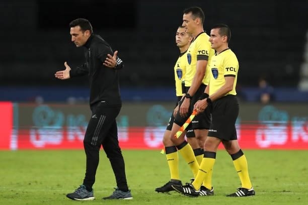 Head coach of Argentina Lionel Scaloni argues with Referee Wilmar Roldán Pérez after a Group A match between Argentina and Chile at Estadio Olímpico...