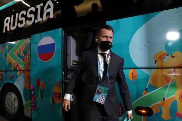 Denis Cheryshev of Russia arrives at the stadium prior to the UEFA Euro 2020 Championship Group B match between Finland and Russia at Saint...