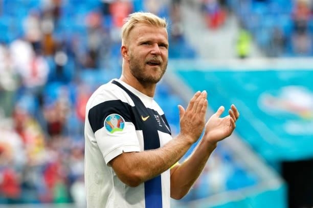 Paulus Arajuuri of Finland applauds the fans after the UEFA Euro 2020 Championship Group B match between Finland and Russia at Saint Petersburg...