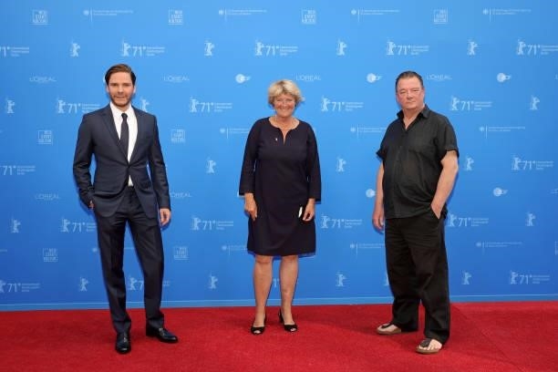 Daniel Bruehl, Federal Commissioner for Culture and Media Monika Gruetters and Peter Kurth attend the "Nebenan