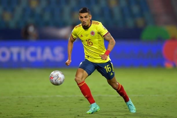 Daniel Muñoz of Colombia controls the ball during a Group B match between Colombia and Venezuela as part of Copa America Brazil 2021 at Estadio...