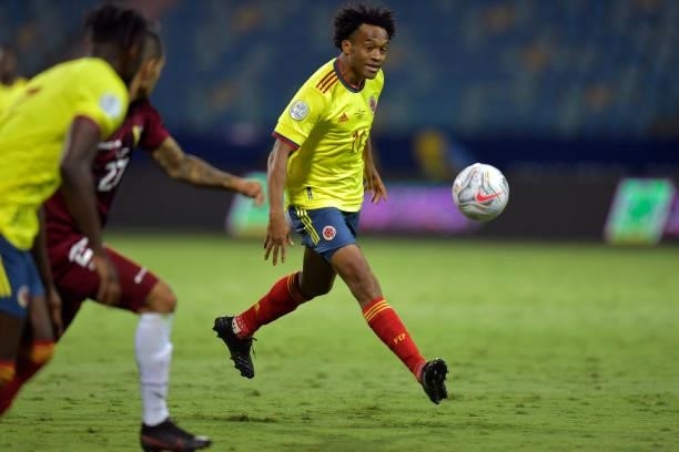 Juan Cuadrado of Colombia controls the ball during a Group B match between Colombia and Venezuela as part of Copa America Brazil 2021 at Estadio...