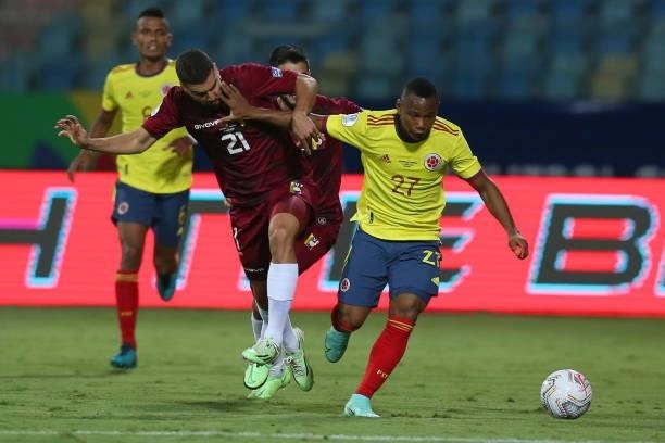 Leandro Campaz of Colombia fights for the ball with Alexander Gonzalez of Venezuela during a Group B match between Colombia and Venezuela as part of...