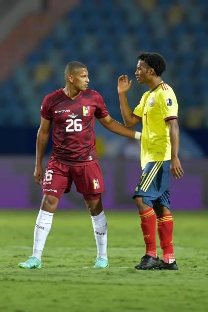 Edson Castillo of Venezuela talks to Juan Cuadrado of Colombia during a Group B match between Colombia and Venezuela as part of Copa America Brazil...