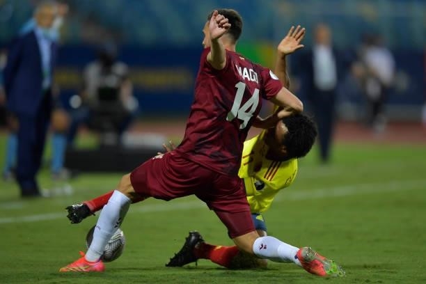Luis Mago of Venezuela fights for the ball with Juan Cuadrado of Colombia during a Group B match between Colombia and Venezuela as part of Copa...