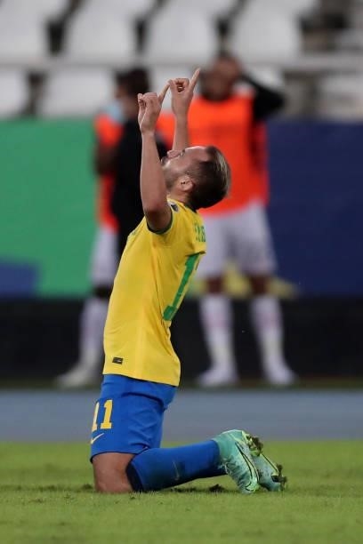 Everton Ribeiro of Brazil celebrates after scoring the third goal of his team during a match between Brazil and Peru as part of Group B of Copa...