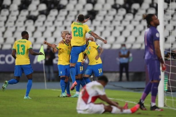 Everton Ribeiro of Brazil celebrates with teammates after scoring the third goal of his team during a match between Brazil and Peru as part of Group...