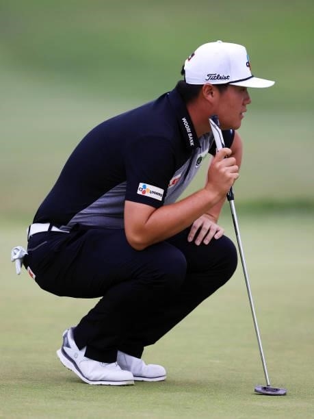 Sungjae Im of Korea lines up a putt on the sixth green during the first round of the 2021 U.S. Open at Torrey Pines Golf Course on June 17, 2021 in...