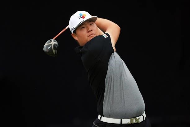 Sungjae Im of Korea plays his shot from the seventh tee during the first round of the 2021 U.S. Open at Torrey Pines Golf Course on June 17, 2021 in...