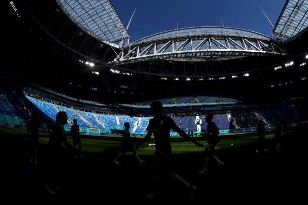 Alexander Isak and Emil Forsberg warm up with teammates before the UEFA Euro 2020 Championship Group E match between Sweden and Slovakia at Saint...