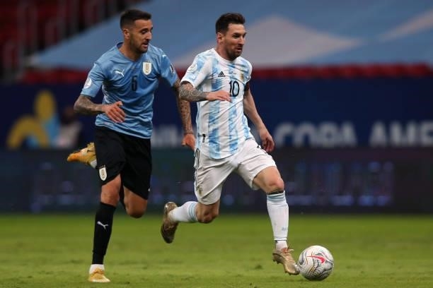 Lionel Messi of Argentina fights for the ball with Rodrigo Bentancur of Uruguay during a group A match between Argentina and Chile as part of...