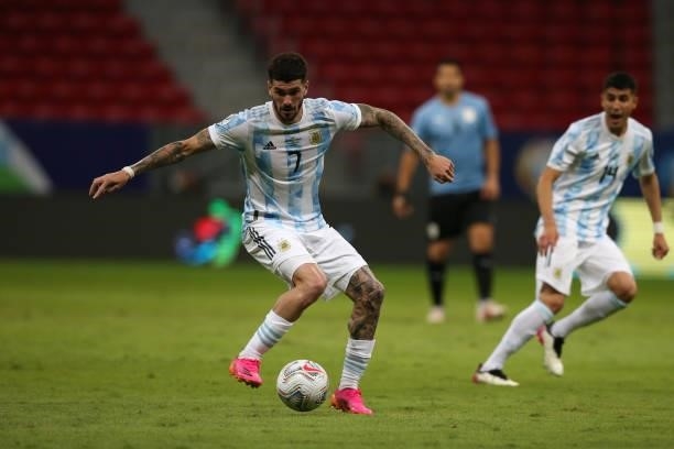 Rodrigo De Paul of Argentina controls the ball during a group A match between Argentina and Chile as part of Conmebol Copa America Brazil 2021 at...