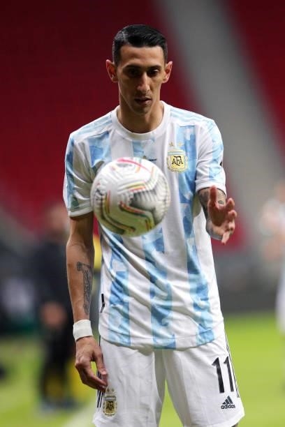Angel Di Maria of Argentina controls the ball during a group A match between Argentina and Chile as part of Conmebol Copa America Brazil 2021 at Mane...