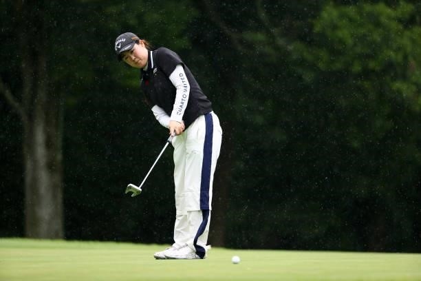 Mayu Hosaka of Japan attempts a putt on the 5th green during the second round of Nichirei Ladies at Sodegaura Country Club Shinsode Course on June...