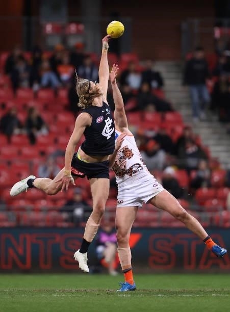Tom De Koning of the Blues competes in the ruck during the round 14 AFL match between the Greater Western Sydney Giants and the Carlton Blues at...