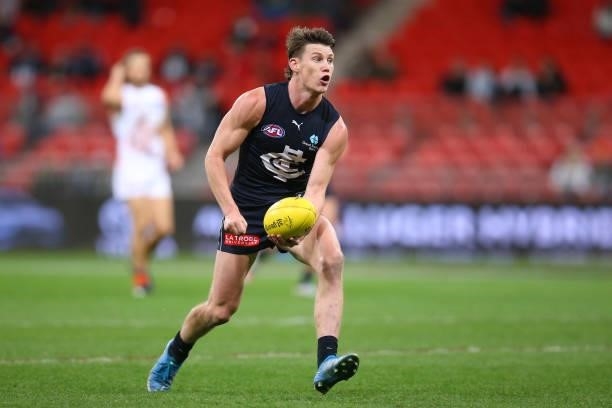Sam Walsh of the Blues in action during the round 14 AFL match between the Greater Western Sydney Giants and the Carlton Blues at GIANTS Stadium on...