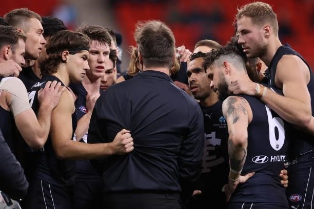 Blues head coach David Teague talks to his players during the round 14 AFL match between the Greater Western Sydney Giants and the Carlton Blues at...