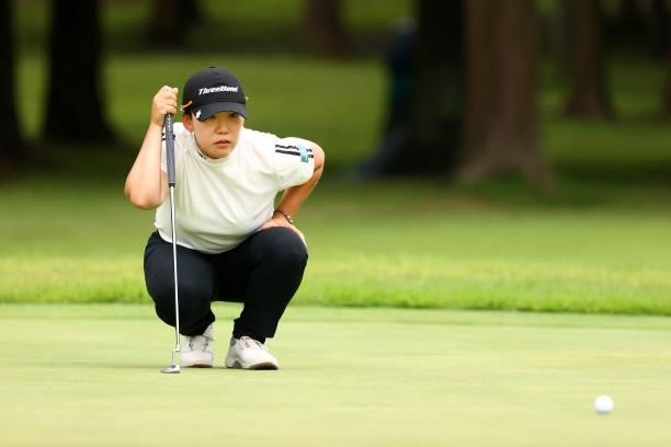 Jiyai Shin of South Korea lines up a putt on the 18th green during the final round of Nichirei Ladies at Sodegaura Country Club Shinsode Course on...