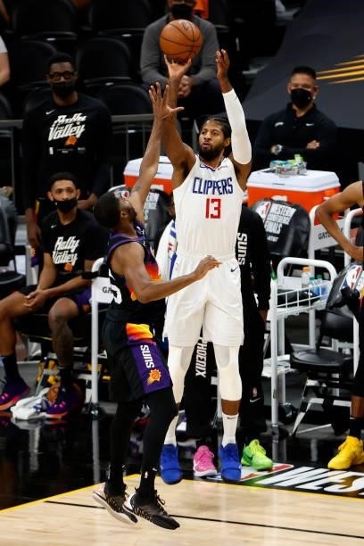 Paul George of the Los Angeles Clippers shoots against E'Twaun Moore of the Phoenix Suns in the first quarter during game one of the Western...