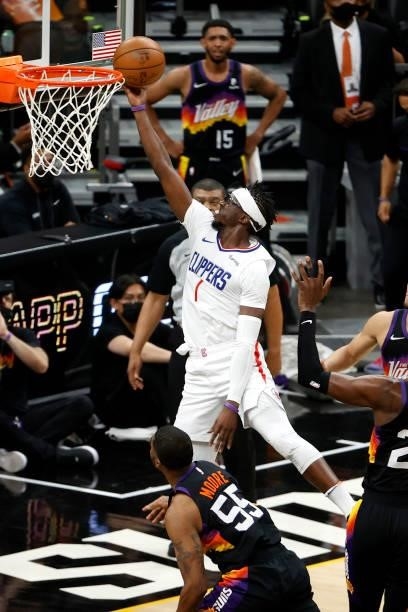 Reggie Jackson of the Los Angeles Clippers drives to the basket in the second quarter against the Phoenix Suns during game one of the Western...