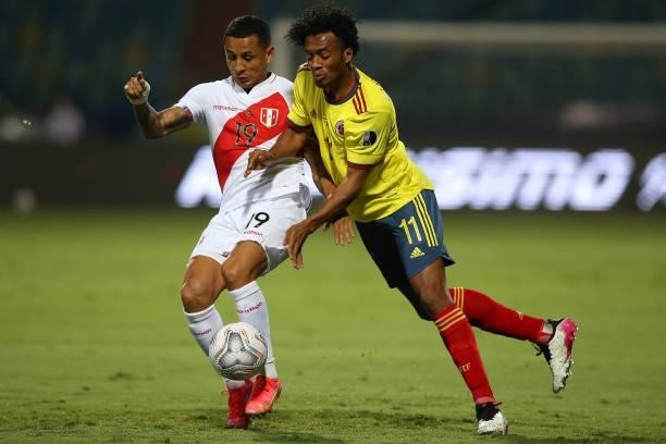Yoshimar Yotún of Peru competes for the ball with Juan Cuadrado of Colombia during a group b match between Colombia and Peru as part of Copa America...