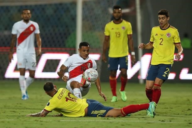 Edwin Cardona of Colombia competes for the ball with Yoshimar Yotún of Peru during a group b match between Colombia and Peru as part of Copa America...