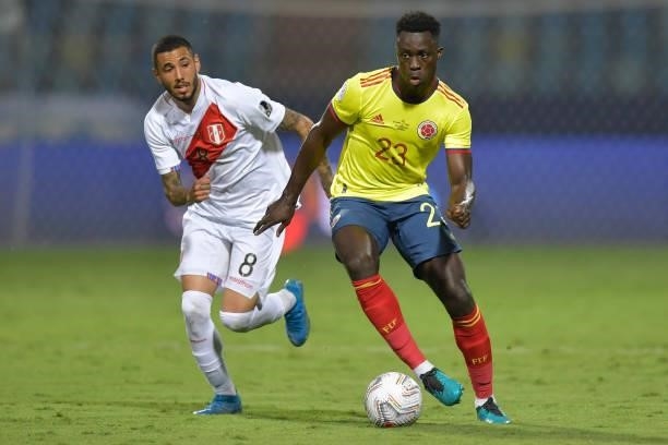 Sergio Peña of Peru competes for the ball with Davinson Sanchez of Colombia during a group b match between Colombia and Peru as part of Copa America...