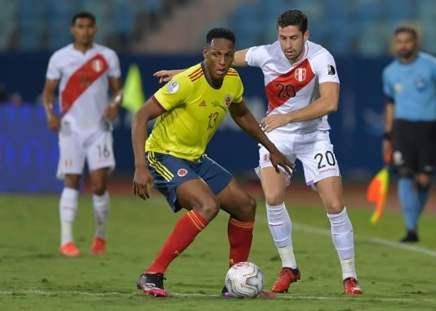 Yerry Mina of Colombia competes for the ball with Santiago Ormeño of Peru during a group B match between Colombia and Peru as part of Copa America...