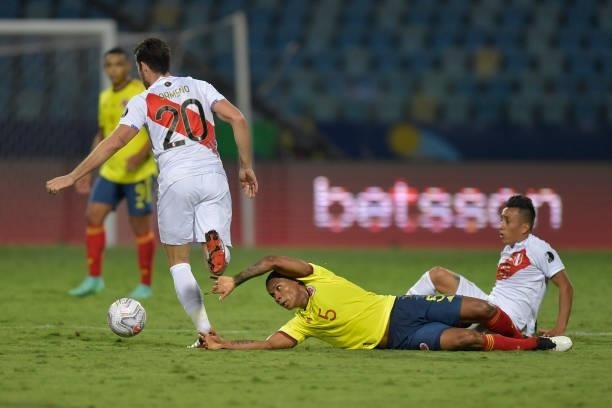 Santiago Ormeño of Peru competes for the ball with Wilmar Barrios of Colombia during a group B match between Colombia and Peru as part of Copa...