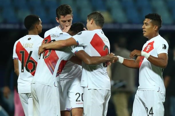 Renato Tapia of Peru celebrates with teammates Santiago Ormeño, Aldo Corzo and Raziel García after winning a group B match between Colombia and Peru...