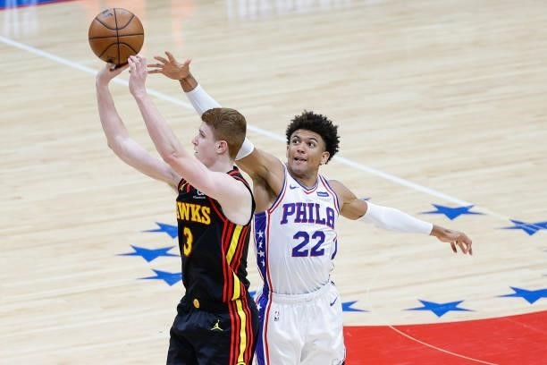 Kevin Huerter of the Atlanta Hawks shoots past Matisse Thybulle of the Philadelphia 76ers during the fourth quarter during Game Seven of the Eastern...
