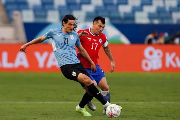 Edinson Cavani of Uruguay competes for the ball with Gary Medel of Chile during a group A match between Uruguay and Chile as part of Conmebol Copa...
