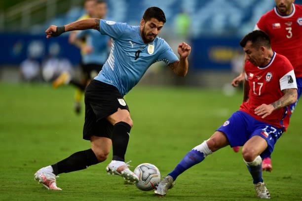 Luis Suarez of Uruguay competes for the ball with Gary Medel of Chile during a group A match between Uruguay and Chile as part of Conmebol Copa...