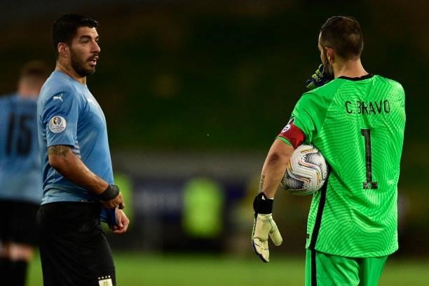 Luis Suarez of Uruguay talks with Claudio Bravo goalkeeper of Chile during a group A match between Uruguay and Chile as part of Conmebol Copa America...