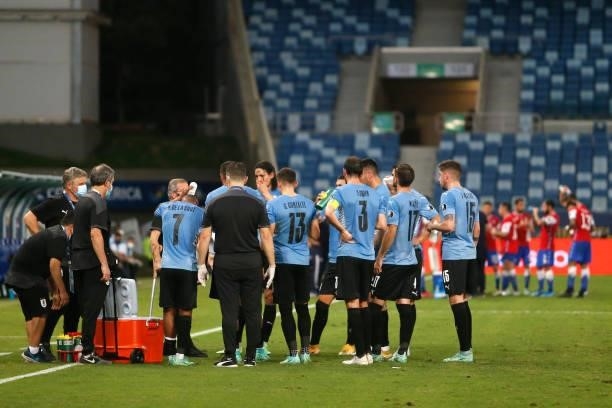 Head coach of Uruguay Oscar Tabarez talks with his players during a group A match between Uruguay and Chile as part of Conmebol Copa America Brazil...