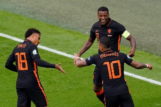 Georginio Wijnaldum of the Netherlands celebrates with Memphis Depay of the Netherlands and Donyell Malen of the Netherlands after scoring his sides...