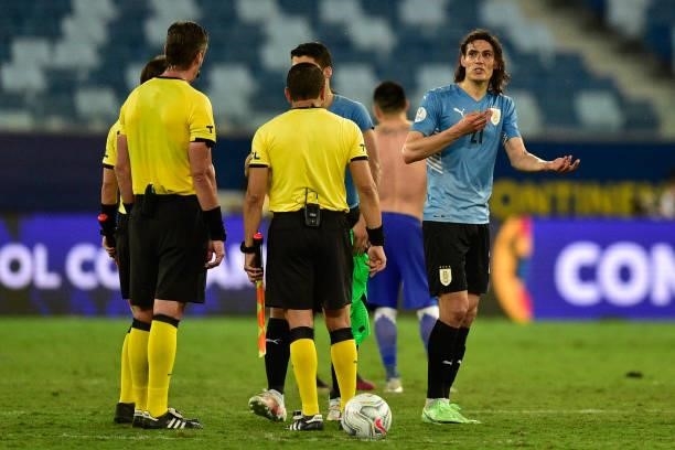 Edinson Cavani of Uruguay argues with referee Raphael Claus during a group A match between Uruguay and Chile as part of Conmebol Copa America Brazil...
