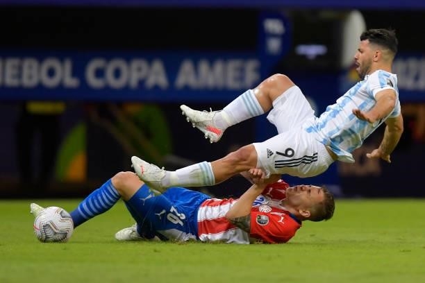 Robert Piris da Motta of Paraguay competes for the ball with Sergio Agüero of Argentina during a group A match between Argentina and Paraguay as part...