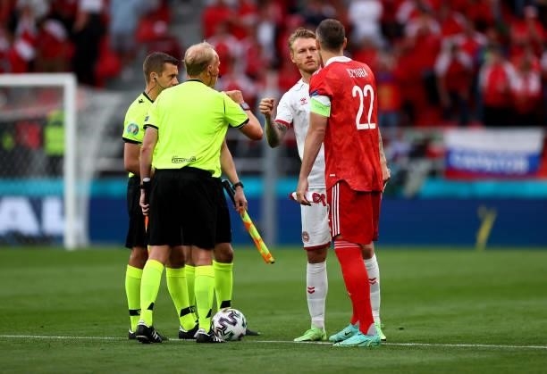 Simon Kjær of Denamek shake hands with Artem Dzyuba of Russia during the UEFA Euro 2020 Championship Group B match between Russia and Denmark at...
