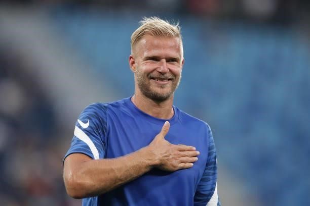 Paulus Arajuuri of Finland acknowledges the audience before the UEFA Euro 2020 Championship Group B match between Finland and Belgium at Saint...