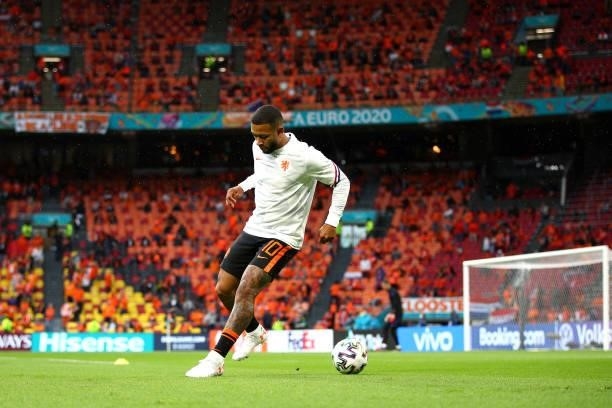 Memphis Depay of Netherlands warming up during the UEFA Euro 2020 Championship Group C match between North Macedonia and The Netherlands at Johan...