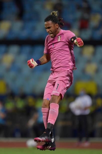 Pedro Gallese goalkeeper of Peru celebrates the second goal of his team scored by teammate André Carrillo during a Group B match between Ecuador and...