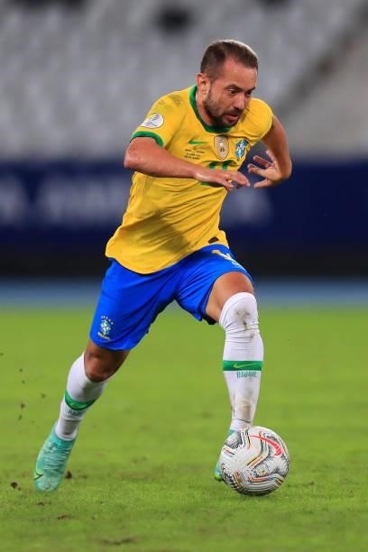 Everton Ribeiro of Brazil controls the ball during a Group B match between Brazil and Colombia as part of Copa America Brazil 2021 at Estadio...