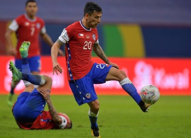 Charles Aránguiz of Chile controls the ball during a Group A match between Chile and Paraguay as part of Copa America Brazil 2021 at Mane Garrincha...