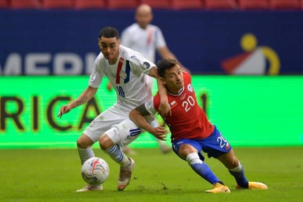 Miguel Almiron of Paraguay fights for the ball with Charles Aránguiz of Chile during a Group A match between Chile and Paraguay as part of Copa...