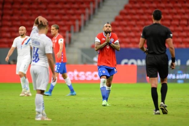 Arturo Vidal of Chile reacts to referee Wilmar Roldan during a Group A match between Chile and Paraguay as part of Copa America Brazil 2021 at Mane...